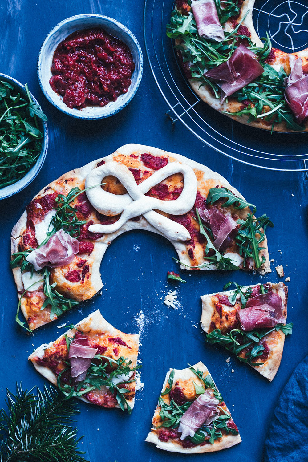 Rezept für festlichen Pizza-Kranz mit Rucola und Serrano-Schinken | moeyskitchen.com #pizza #rezept #weihnachten #rezepte #foodblogger