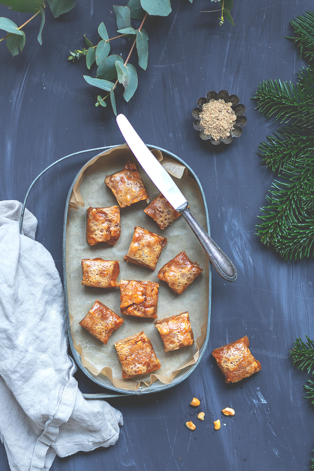 Rezept für Lebkuchen-Karamell-Würfel mit gerösteten Erdnüssen nach Donna Hay | Weihnachtliches Backen für den Plätzchenteller | moeyskitchen.com #weihnachtsplätzchen #lebkuchen #karamell #foodblog #rezepte