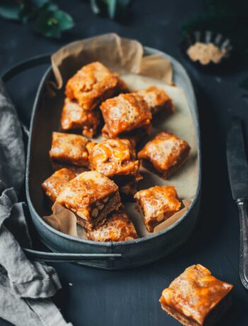 Lebkuchen-Karamell-Würfel mit weicher Karamellschicht und Erdnüssen, in einer Schale angerichtet – saftiges, winterliches Weihnachtskonfekt.
