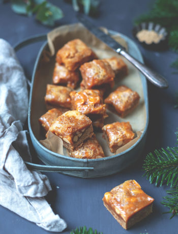 Rezept für Lebkuchen-Karamell-Würfel mit gerösteten Erdnüssen nach Donna Hay | Weihnachtliches Backen für den Plätzchenteller | moeyskitchen.com #weihnachtsplätzchen #lebkuchen #karamell #foodblog #rezepte