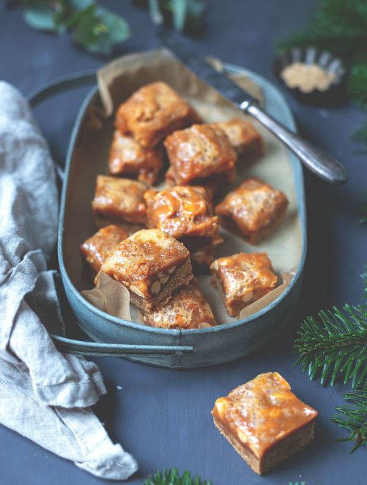 Rezept für Lebkuchen-Karamell-Würfel mit gerösteten Erdnüssen nach Donna Hay | Weihnachtliches Backen für den Plätzchenteller | moeyskitchen.com #weihnachtsplätzchen #lebkuchen #karamell #foodblog #rezepte