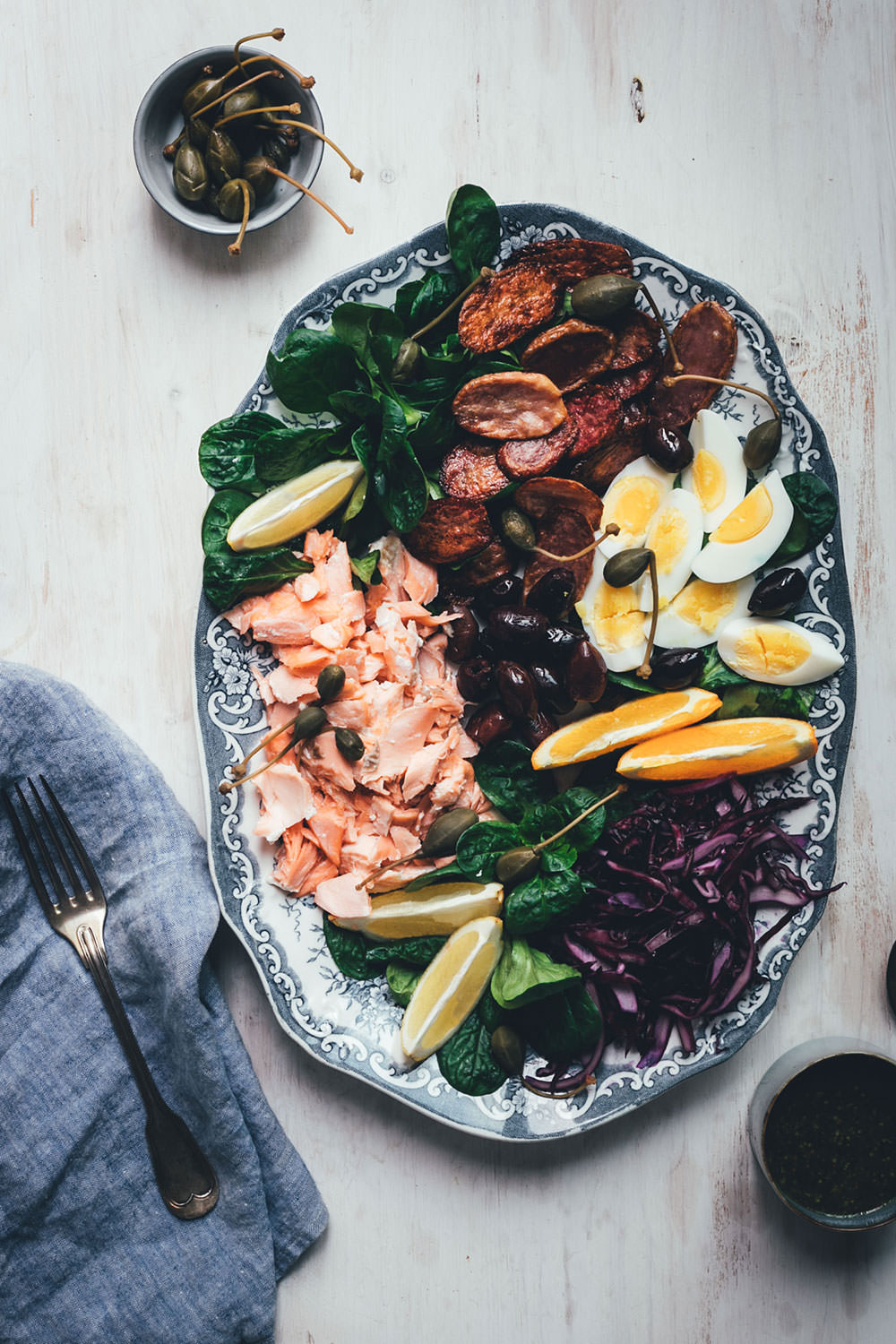 Rezept für winterlichen Salade niçoise (Nizza Salat) mit Pulled Lachs (Werbung) | festliche Salatplatte mit Feldsalat, Rotkohl und vielem mehr | moeyskitchen.com #salat #salatrezept #rezepte #lachs #lachsfilet #foodblogger #nizzasalat #saladenicoise