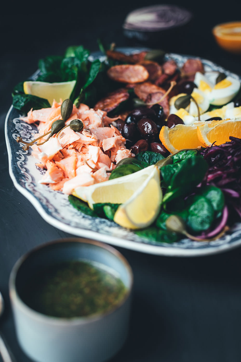 Rezept für winterlichen Salade niçoise (Nizza Salat) mit Pulled Lachs (Werbung) | festliche Salatplatte mit Feldsalat, Rotkohl und vielem mehr | moeyskitchen.com #salat #salatrezept #rezepte #lachs #lachsfilet #foodblogger #nizzasalat #saladenicoise