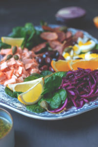 Rezept für winterlichen Salade niçoise mit Pulled Lachs (Werbung) | festliche Salatplatte mit Feldsalat, Rotkohl und vielem mehr | moeyskitchen.com #salat #salatrezept #rezepte #lachs #lachsfilet #foodblogger #nizzasalat #saladenicoise