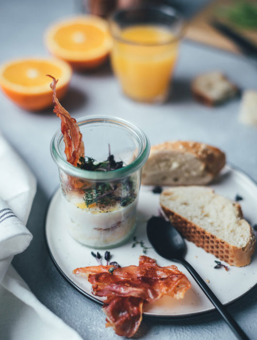Rezept für Eier im Glas (Oeufs cocotte) zum Sonntagsfrühstück | The Sunday Breakfast Club | moeyskitchen.com #eierimglas #oeufscocotte #oeufsencocotte #sonntagsfrühstück #frühstück #breakfast #frühstücksei