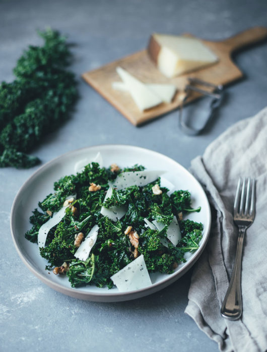 Rezept für knackigen Grünkohl-Salat mit Feigen-Dressing, Manchego und Walnüssen | moeyskitchen.com #grünkohl #kale #salat #wintergemüse #kohl #rezepte #foodblog #foodblogger