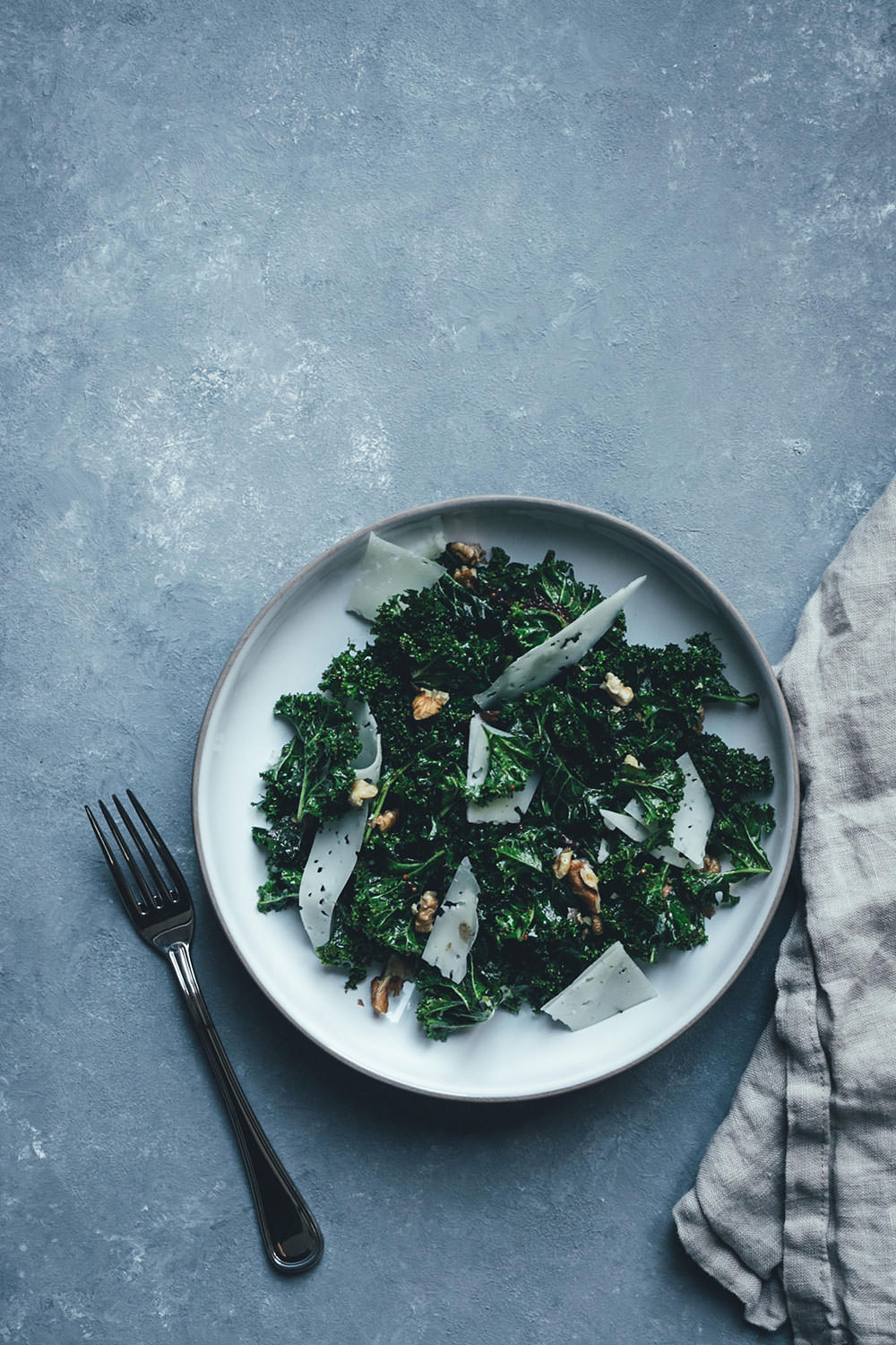 Rezept für knackigen Grünkohl-Salat mit Feigen-Dressing, Manchego und Walnüssen | moeyskitchen.com #grünkohl #kale #salat #wintergemüse #kohl #rezepte #foodblog #foodblogger