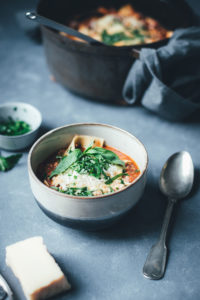 Rezept für herzhafte One Pot Lasagne-Suppe | moeyskitchen.com #onepot #suppe #lasagnesuppe #lasagne #rezepte #foodblogger #foodblog #kochen
