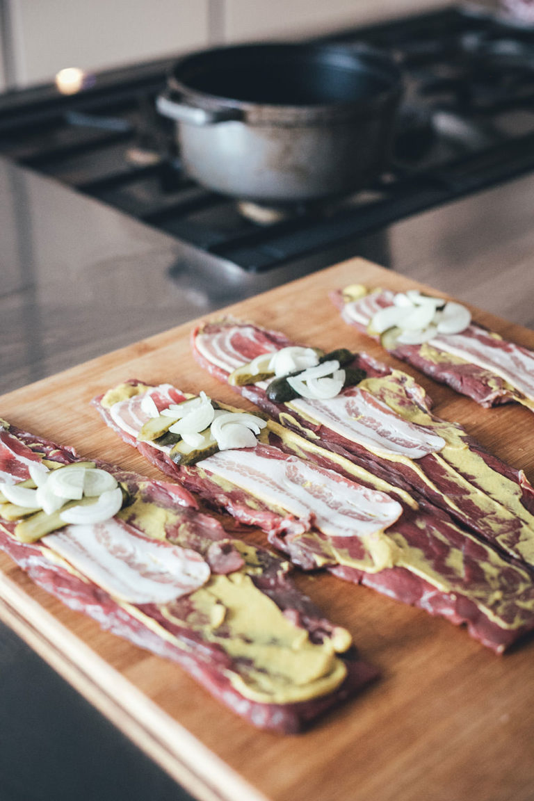 Klassische Rinderrouladen mit Rotweinsauce und Petersilienkartoffeln ...