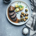 Rezept für klassische Rinderrouladen mit sämiger Rotweinsauce | Schmorgericht aus dem Ofen | moeyskitchen.com #rouladen #rinderrouladen #klassiker #rezepte #foodblogger #hausmannskost