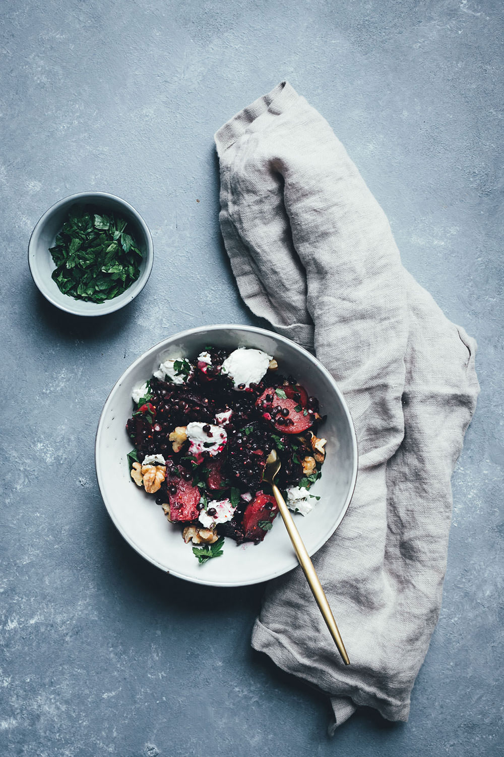 Rezept für winterlichen Bunte-Bete-Linsen-Salat mit gebackener roter und gelber Bete, Walnusskernen, Belugalinsen und Ziegenfrischkäse | moeyskitchen.com #linsensalat #salat #rezepte #foodblog