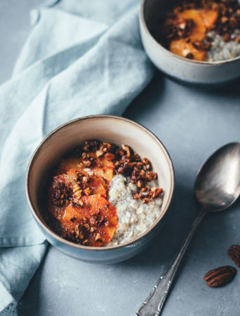 Rezept für cremiges Chia-Porridge mit Pekannuss-Zimt-Crunch und Blutorangen | vegan und lecker | moeyskitchen.com #porridge #chiaporridge #vegan #frühstück #breakfast #chia #haferflocken #hafermilch #pflanzenmilch #foodblogger #foodblog #rezepte #rezept