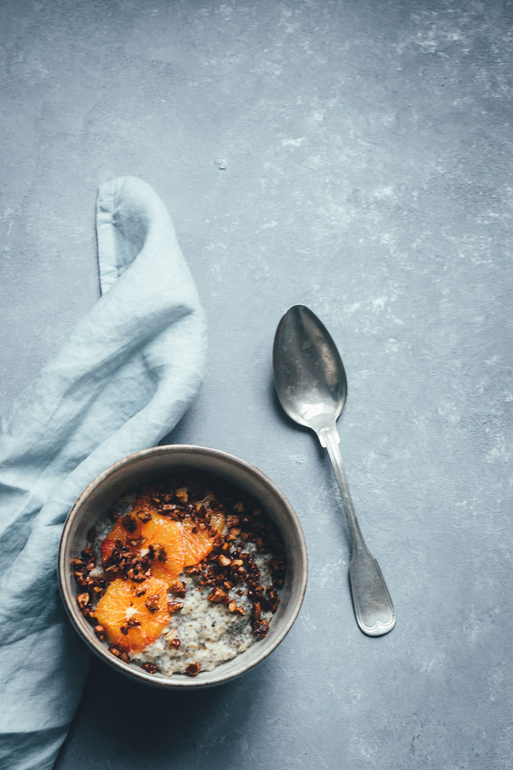 Rezept für cremiges Chia-Porridge mit Pekannuss-Zimt-Crunch und Blutorangen | vegan und lecker | moeyskitchen.com #porridge #chiaporridge #vegan #frühstück #breakfast #chia #haferflocken #hafermilch #pflanzenmilch #foodblogger #foodblog #rezepte #rezept
