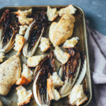 Rezept für winterlichen Radicchio Caesar Chicken Salad mit Casar Dressing, knusprigen Croutons und Parmesanspänen | moeyskitchen.com #caesarsalad #caesarchickensalad #salat #onepan #sheetpan #traybake #vomblech #foodblogger #rezepte