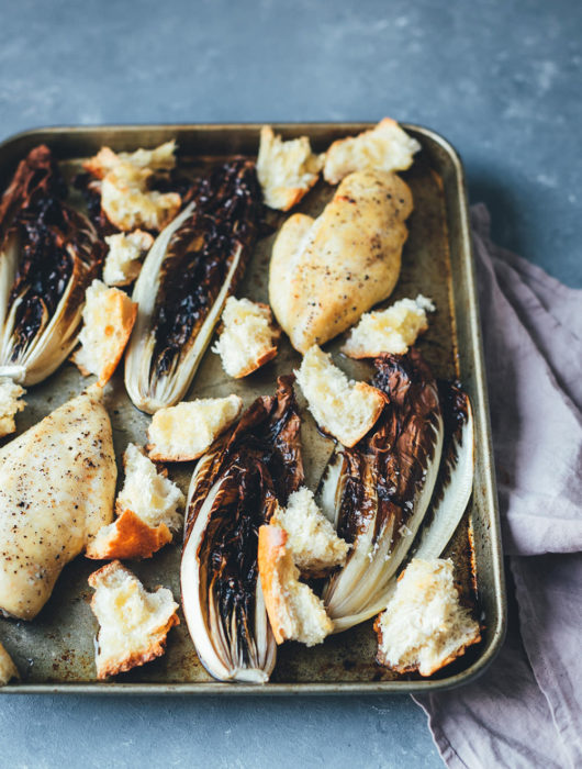 Rezept für winterlichen Radicchio Caesar Chicken Salad mit Casar Dressing, knusprigen Croutons und Parmesanspänen | moeyskitchen.com #caesarsalad #caesarchickensalad #salat #onepan #sheetpan #traybake #vomblech #foodblogger #rezepte