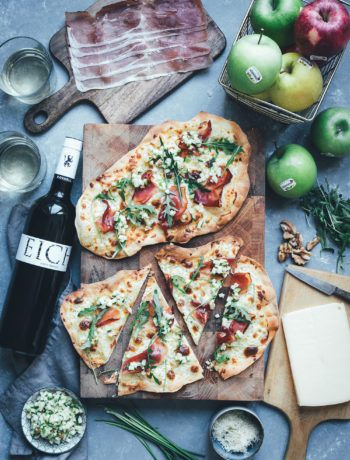 Rezept für Südtiroler Flammkuchen mit Stilfser-Mascarpone-Creme, knusprigem Südtiroler Speck und knackiger grüner Apfel-Vinaigrette | moeyskitchen.com #QualitaetEuropa #EnjoyItsFromEurope #südtirol #soithtyrol #suedtirol #flammkuchen #rezepte