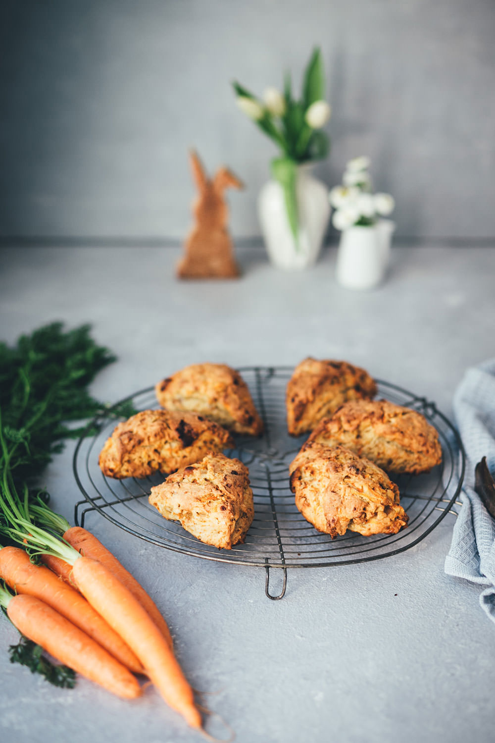 Rezept für saftige Carrot Cake Scones mit frischen Möhren, weißer Schokolade, knackigen Walnüssen und einem Frischkäse-Frosting | Food.Blog.Friends Osteredition | moeyskitchen.com #foodblogfriends #carrotcakescones #carrotcake #scones #ostern #osterbrunch #foodblogger #rezepte