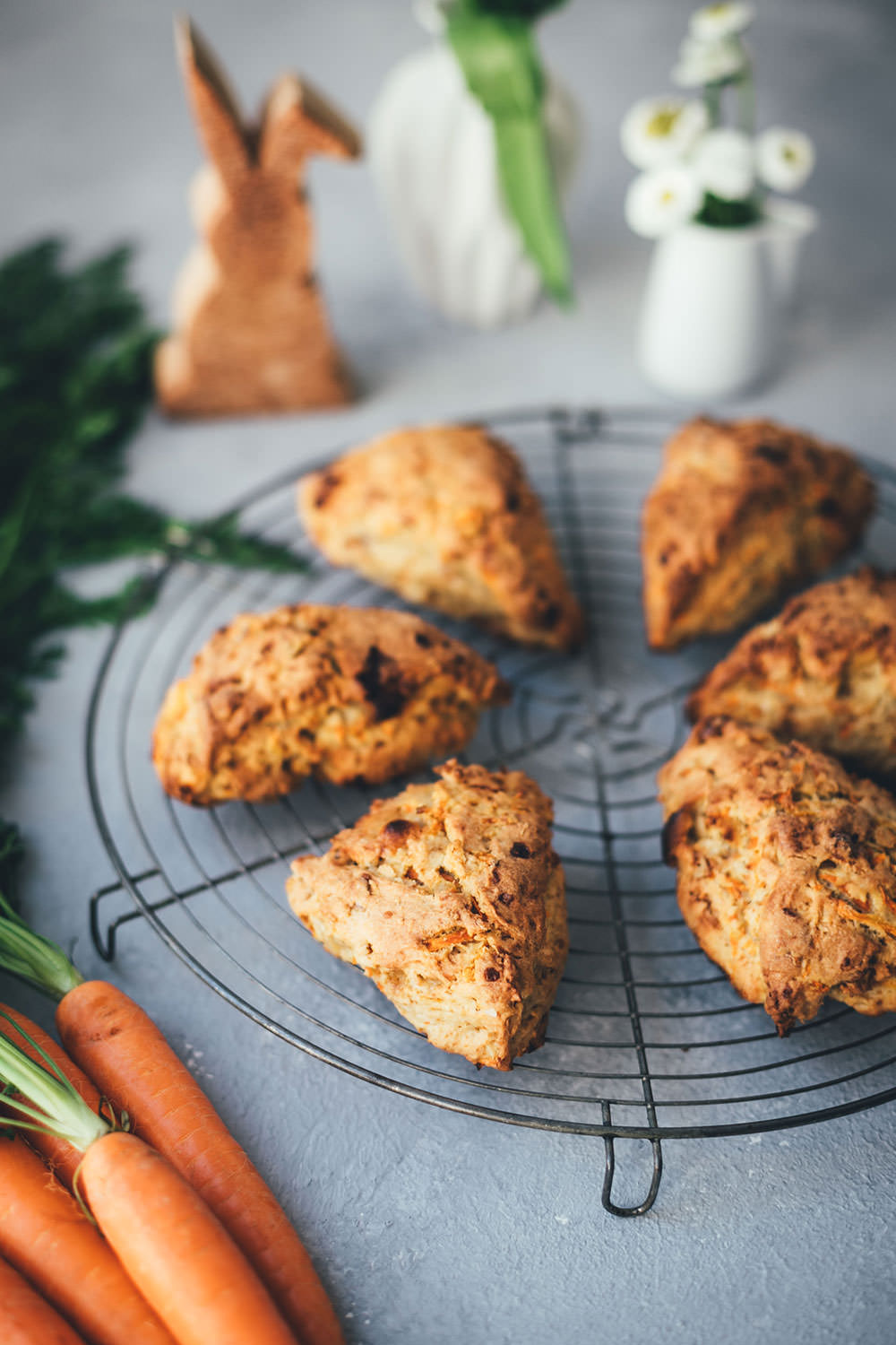 Rezept für saftige Carrot Cake Scones mit frischen Möhren, weißer Schokolade, knackigen Walnüssen und einem Frischkäse-Frosting | Food.Blog.Friends Osteredition | moeyskitchen.com #foodblogfriends #carrotcakescones #carrotcake #scones #ostern #osterbrunch #foodblogger #rezepte