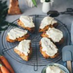 Rezept für saftige Carrot Cake Scones mit frischen Möhren, weißer Schokolade, knackigen Walnüssen und einem Frischkäse-Frosting | Food.Blog.Friends Osteredition | moeyskitchen.com #foodblogfriends #carrotcakescones #carrotcake #scones #ostern #osterbrunch #foodblogger #rezepte