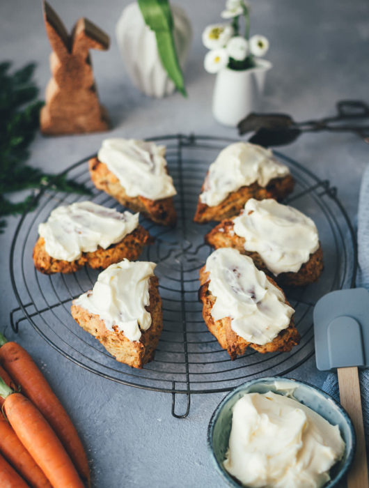 Rezept für saftige Carrot Cake Scones mit frischen Möhren, weißer Schokolade, knackigen Walnüssen und einem Frischkäse-Frosting | Food.Blog.Friends Osteredition | moeyskitchen.com #foodblogfriends #carrotcakescones #carrotcake #scones #ostern #osterbrunch #foodblogger #rezepte