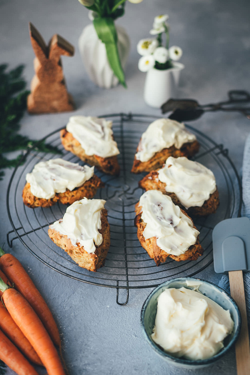 Rezept für saftige Carrot Cake Scones mit frischen Möhren, weißer Schokolade, knackigen Walnüssen und einem Frischkäse-Frosting | Food.Blog.Friends Osteredition | moeyskitchen.com #foodblogfriends #carrotcakescones #carrotcake #scones #ostern #osterbrunch #foodblogger #rezepte