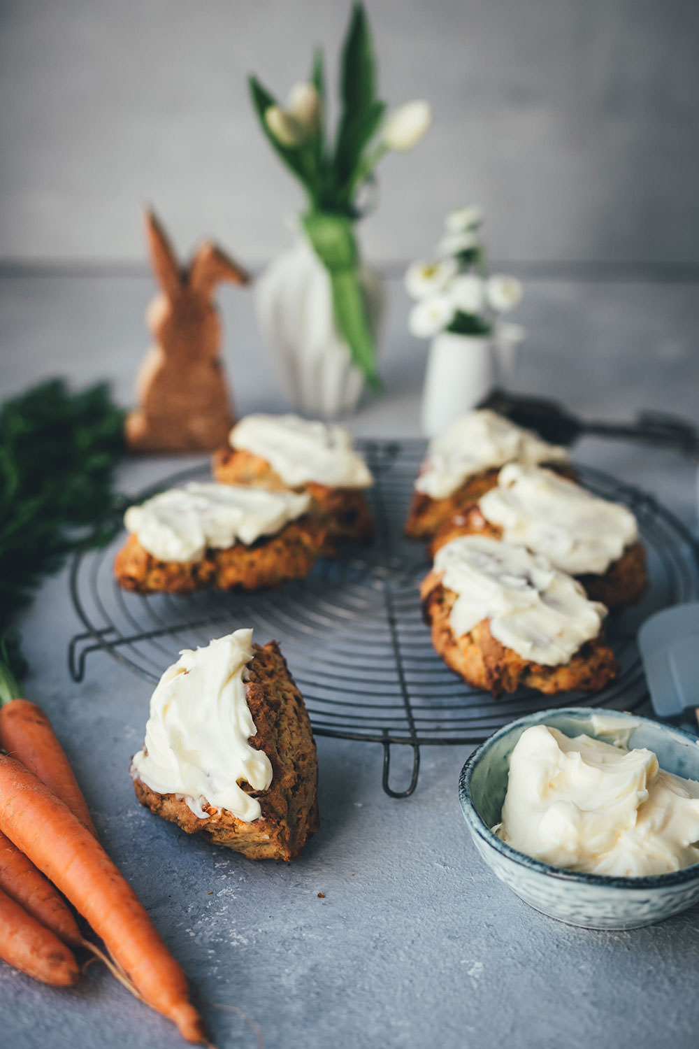 Rezept für saftige Carrot Cake Scones mit frischen Möhren, weißer Schokolade, knackigen Walnüssen und einem Frischkäse-Frosting | Food.Blog.Friends Osteredition | moeyskitchen.com #foodblogfriends #carrotcakescones #carrotcake #scones #ostern #osterbrunch #foodblogger #rezepte