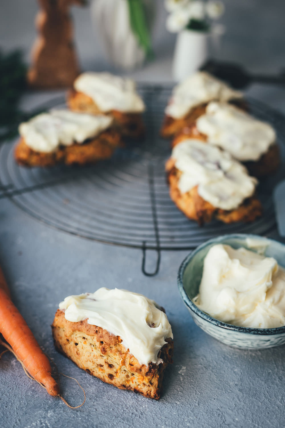 Rezept für saftige Carrot Cake Scones mit frischen Möhren, weißer Schokolade, knackigen Walnüssen und einem Frischkäse-Frosting | Food.Blog.Friends Osteredition | moeyskitchen.com #foodblogfriends #carrotcakescones #carrotcake #scones #ostern #osterbrunch #foodblogger #rezepte