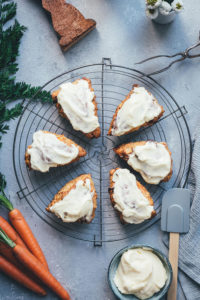 Rezept für saftige Carrot Cake Scones mit frischen Möhren, weißer Schokolade, knackigen Walnüssen und einem Frischkäse-Frosting | Food.Blog.Friends Osteredition | moeyskitchen.com #foodblogfriends #carrotcakescones #carrotcake #scones #ostern #osterbrunch #foodblogger #rezepte