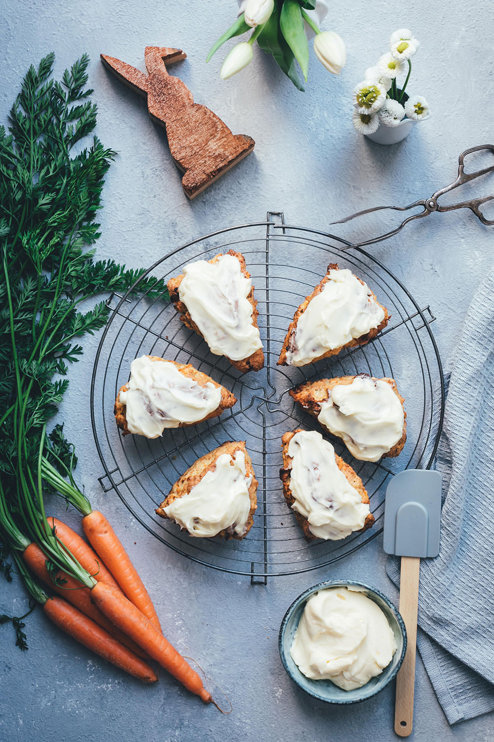 Rezept für saftige Carrot Cake Scones mit frischen Möhren, weißer Schokolade, knackigen Walnüssen und einem Frischkäse-Frosting | Food.Blog.Friends Osteredition | moeyskitchen.com #foodblogfriends #carrotcakescones #carrotcake #scones #ostern #osterbrunch #foodblogger #rezepte