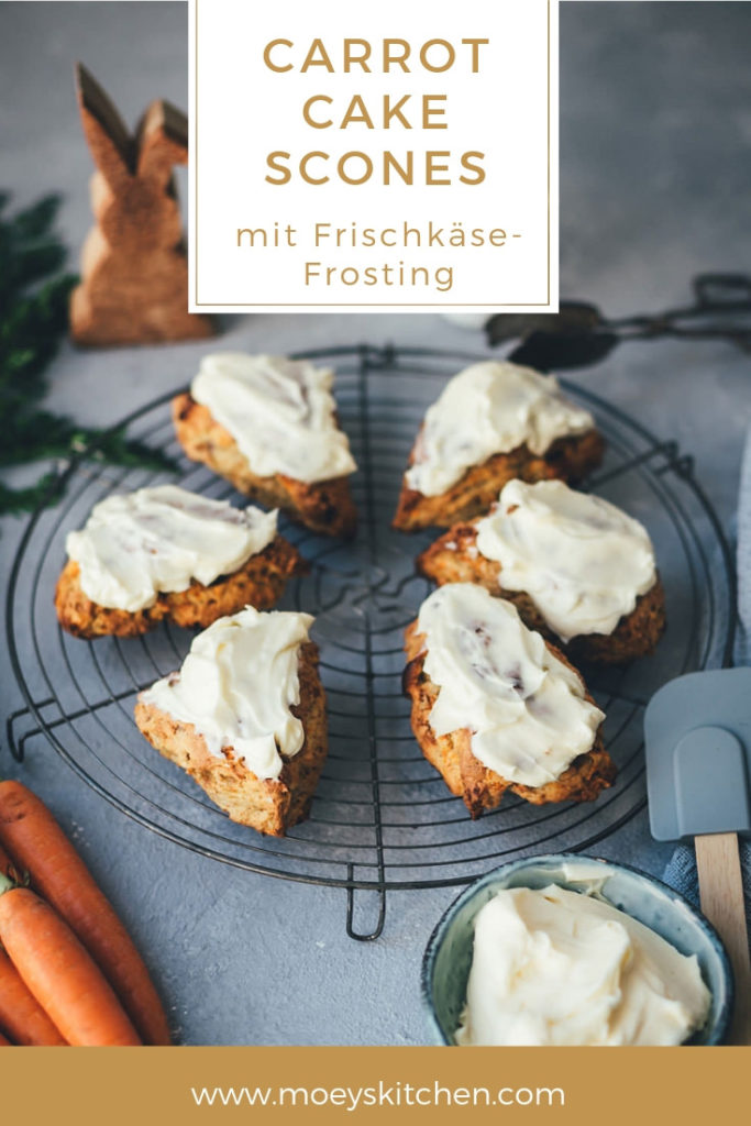Rezept für saftige Carrot Cake Scones mit frischen Möhren, weißer Schokolade, knackigen Walnüssen und einem Frischkäse-Frosting | Food.Blog.Friends Osteredition | moeyskitchen.com #foodblogfriends #carrotcakescones #carrotcake #scones #ostern #osterbrunch #foodblogger #rezepte
