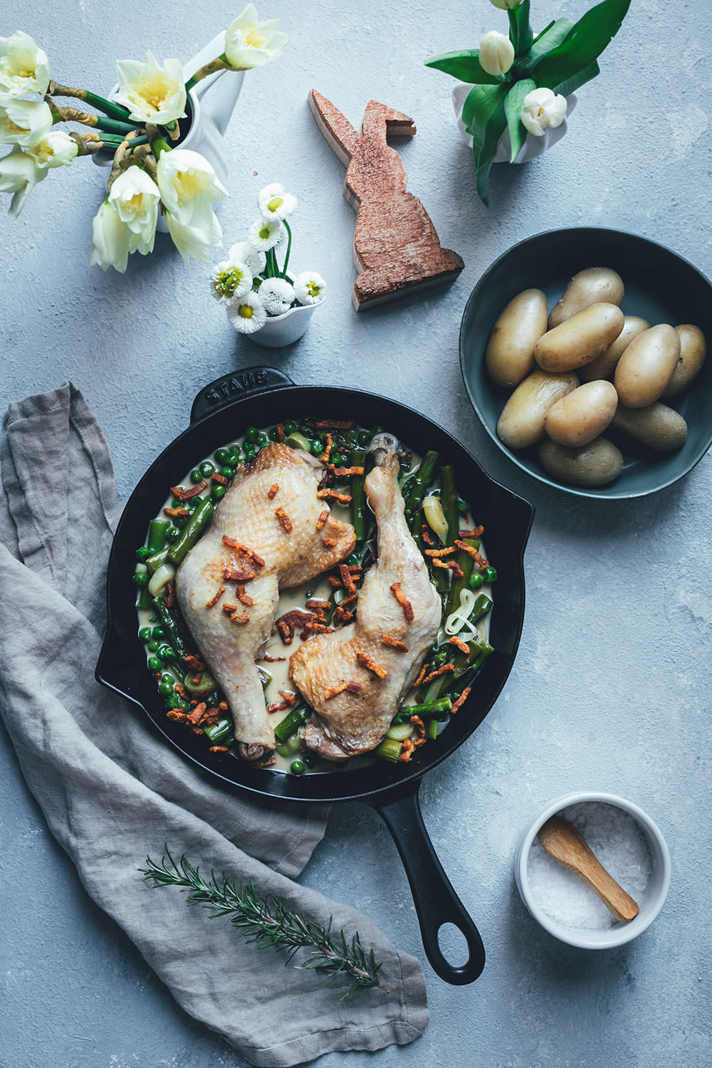 Rezept für geschmorte Hähnchenschenkel mit grünem Frühlingsgemüse, Bacon und Kartoffeln | Foodblogger-Osterbrunch | moeyskitchen.com #foodbloggerosterbrunch #ostern #osterfrühstück #osterbrunch #hähnchenschenkel #schmorgericht #frühlingsgemüse #rezepte #foodblogger