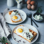 Rezept für herzhafte Kartoffel-Waffeln mit Spiegelei und Bärlauch-Feta-Dip | Foodblogger-Osterbrunch 2019