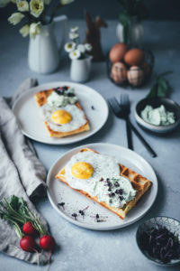 Rezept für herzhafte Kartoffel-Waffeln mit Spiegelei und Bärlauch-Feta-Dip | Foodblogger-Osterbrunch 2019