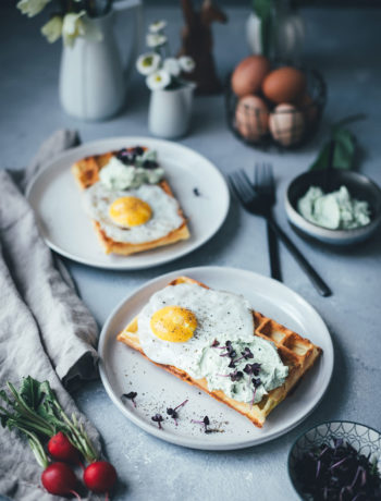 Rezept für herzhafte Kartoffel-Waffeln mit Spiegelei und Bärlauch-Feta-Dip | Foodblogger-Osterbrunch 2019