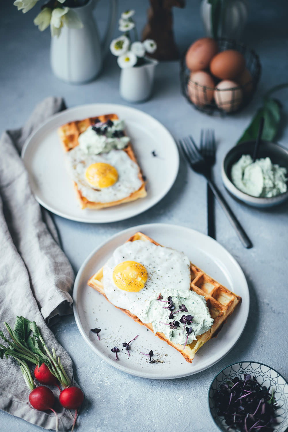 Rezept für herzhafte Kartoffel-Waffeln mit Spiegelei und Bärlauch-Feta-Dip | Foodblogger-Osterbrunch 2019