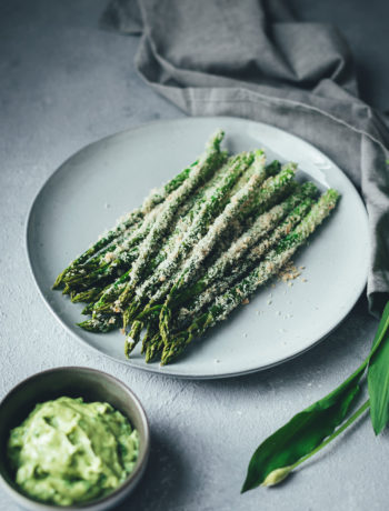 Rezept für grünen Knusper-Spargel mit Panko und Parmesan - mit cremiger Bärlauch-Aioli | moeyskitchen.com #bärlauch #spargel #grünerspargel #aioli #bärlauchaioli #foodblogger #rezepte #frühling