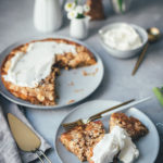 Rezept für Rhabarber-Mandel-Kuchen mit knuspriger Zuckerkruste und leckerer Vanille-Sahne | schnell zubereitet und perfekt für Frühling und Ostern | moeyskitchen.com #foodbloggerosterbrunch #osterbrunch #ostern #rhabarber #kuchen #rezepte #foodblogger