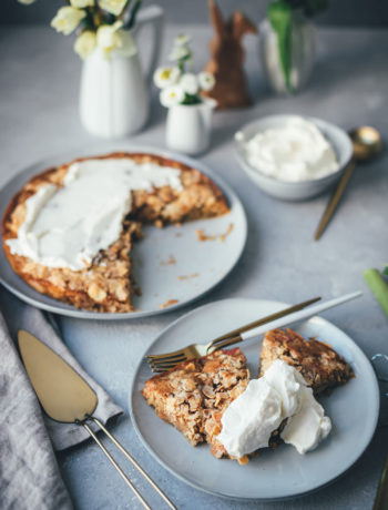 Rezept für Rhabarber-Mandel-Kuchen mit knuspriger Zuckerkruste und leckerer Vanille-Sahne | schnell zubereitet und perfekt für Frühling und Ostern | moeyskitchen.com #foodbloggerosterbrunch #osterbrunch #ostern #rhabarber #kuchen #rezepte #foodblogger