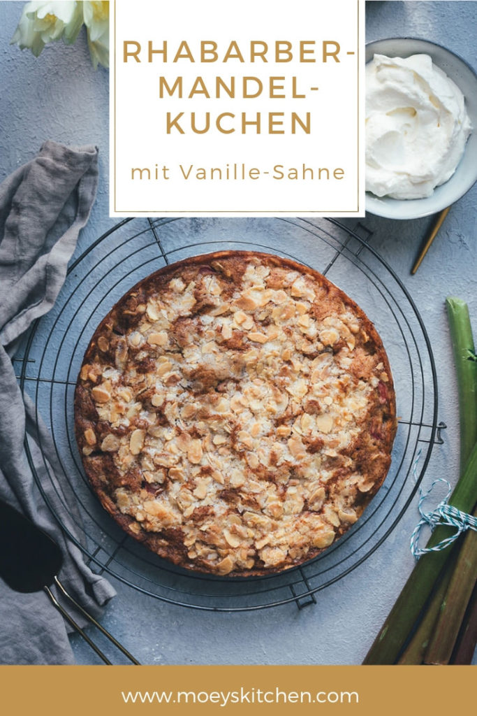 Rezept für Rhabarber-Mandel-Kuchen mit knuspriger Zuckerkruste und leckerer Vanille-Sahne | schnell zubereitet und perfekt für Frühling und Ostern | moeyskitchen.com #foodbloggerosterbrunch #osterbrunch #ostern #rhabarber #kuchen #rezepte #foodblogger 