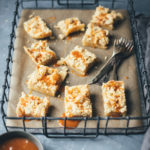 Rezept für Salted Caramel Apple Pie Streusel Bars | saftiger Apfelkuchen mit Streuseln und Salzkaramell-Sauce | moeyskitchen.com #applepie #apfelkuchen #äpfel #kuchen #backen #rezepte #foodblogger