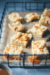 Rezept für Salted Caramel Apple Pie Streusel Bars | saftiger Apfelkuchen mit Streuseln und Salzkaramell-Sauce | moeyskitchen.com #applepie #apfelkuchen #äpfel #kuchen #backen #rezepte #foodblogger