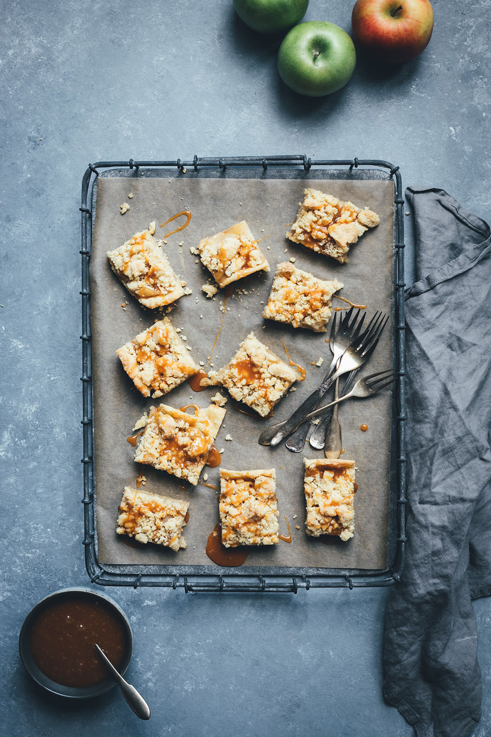 Rezept für Salted Caramel Apple Pie Streusel Bars | saftiger Apfelkuchen mit Streuseln und Salzkaramell-Sauce | moeyskitchen.com #applepie #apfelkuchen #äpfel #kuchen #backen #rezepte #foodblogger