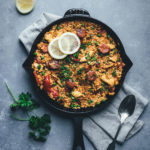 Rezept für One Pan Paella | schnelle Paella mit Hähnchenbrust, Chorizo, Paprika und Erbsen | moeyskitchen.com #onepan #paella #feierabendküche #schnelleküche #reis #reisgericht #onepot #chorizo #foodblogger #rezepte
