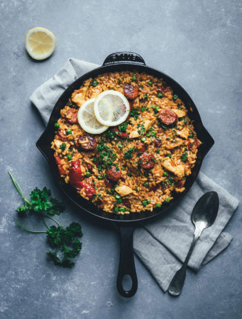 Rezept für One Pan Paella | schnelle Paella mit Hähnchenbrust, Chorizo, Paprika und Erbsen | moeyskitchen.com #onepan #paella #feierabendküche #schnelleküche #reis #reisgericht #onepot #chorizo #foodblogger #rezepte