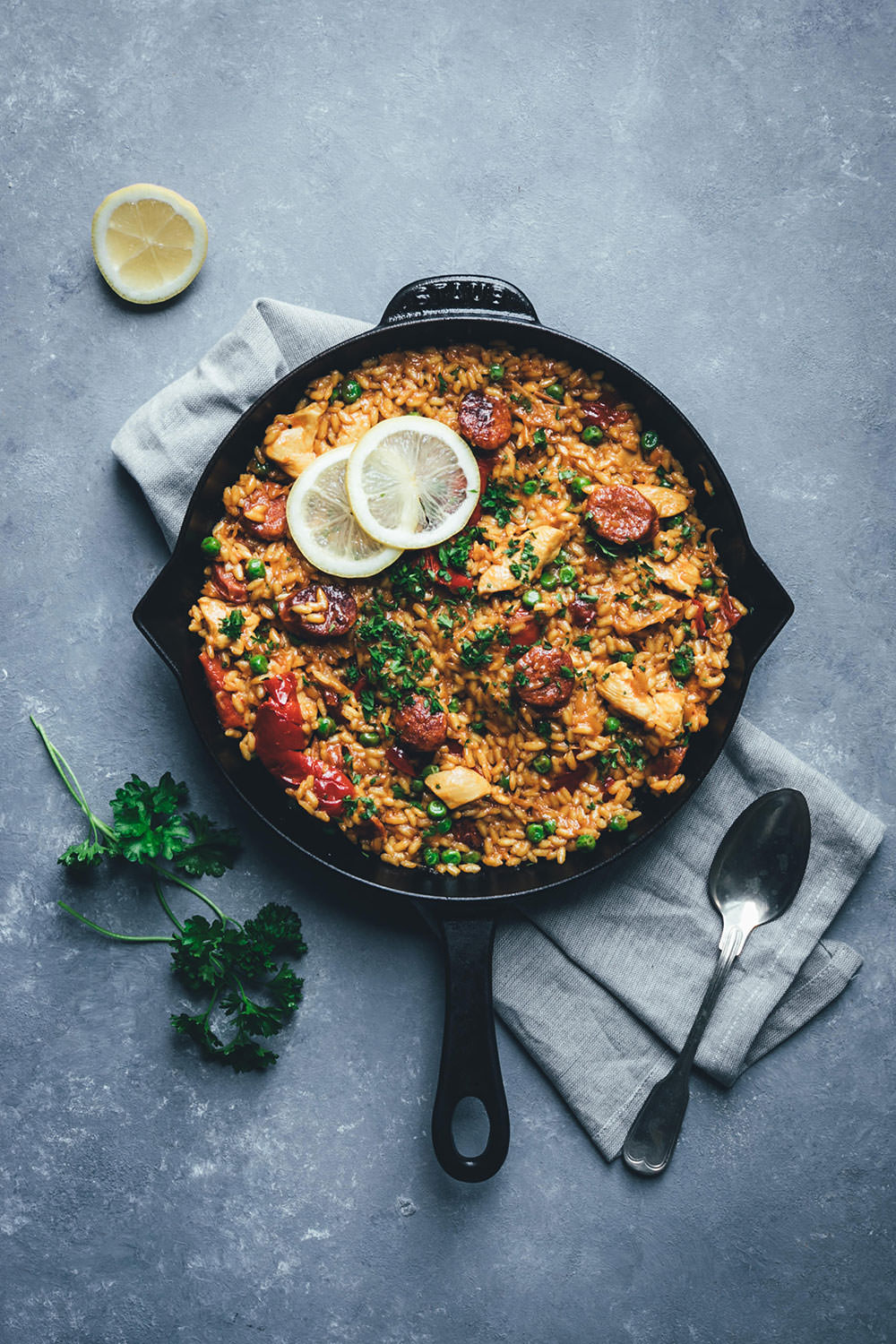 Rezept für One Pan Paella | schnelle Paella mit Hähnchenbrust, Chorizo, Paprika und Erbsen | moeyskitchen.com #onepan #paella #feierabendküche #schnelleküche #reis #reisgericht #onepot #chorizo #foodblogger #rezepte