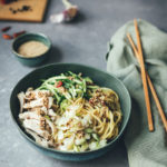 Rezept für Asia Nudelsalat mit Hähnchen, Gurke und Sesam-Dressing | würzige asiatische Aromen in leckerem Salat passen hervorragend in den heißen Sommer | moeyskitchen.com #nudelsalat #asiatisch #asiatischeküche #asiatischkochen #ramennoodles #ramen #hähnchen #gurke #sommersalat #salat #sommerküche #schnelleküche #foodblogger #rezepte
