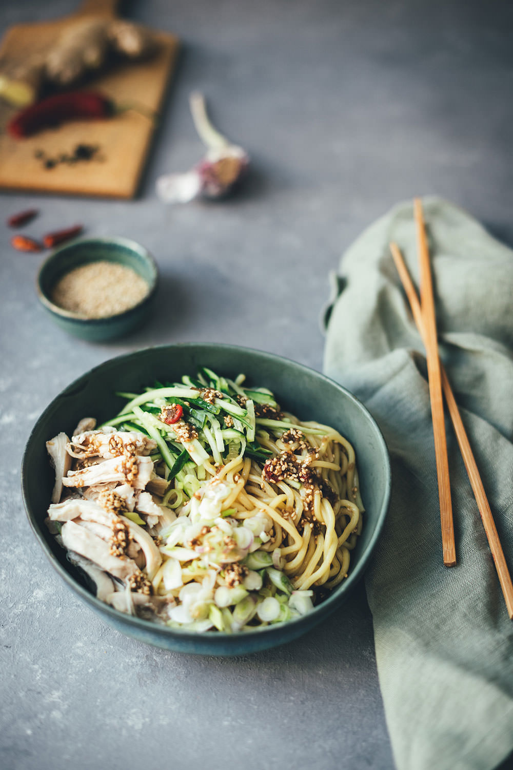 Asia Nudelsalat mit Hähnchen, Gurke und Sesam-Dressing - moey&amp;#39;s kitchen ...