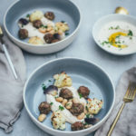 Gerösteter Blumenkohl mit Lammhackbällchen und weißen Riesenbohnen vom Blech | Orientalisches Rezept für die schnelle Feierabendküche | Serviert mit schnellem Weiße Bohnen Hummus | moeyskitchen.com #blumenkohl #lamm #hackbällchen #vomblech #traybake #onepan #hummus #bohnen #dinner #rezepte #foodblogger