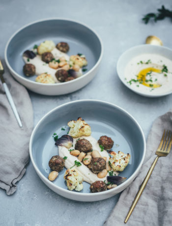 Gerösteter Blumenkohl mit Lammhackbällchen und weißen Riesenbohnen vom Blech | Orientalisches Rezept für die schnelle Feierabendküche | Serviert mit schnellem Weiße Bohnen Hummus | moeyskitchen.com #blumenkohl #lamm #hackbällchen #vomblech #traybake #onepan #hummus #bohnen #dinner #rezepte #foodblogger