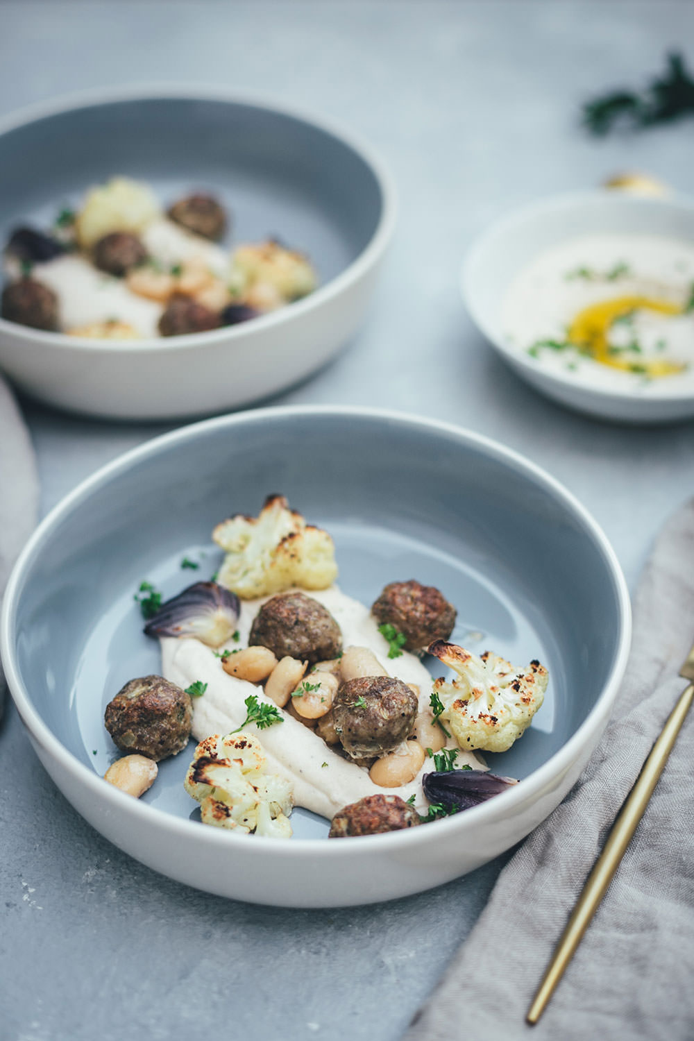 Gerösteter Blumenkohl mit Lammhackbällchen vom Blech und Hummus aus ...